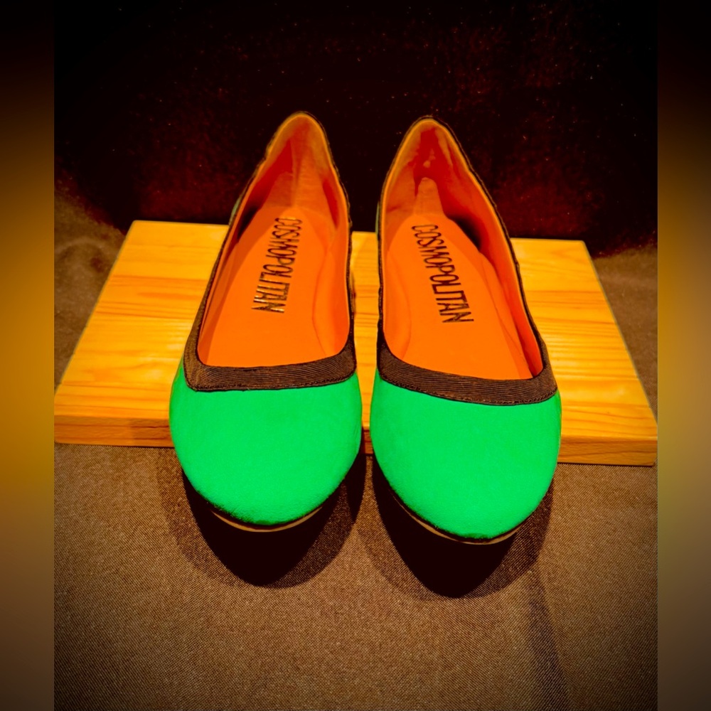 Cosmopolitan Bright Green & Black Women’s Flats. Size 10(M).